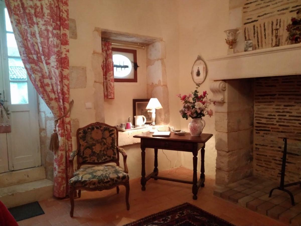 Chateau La Gentilhommiere Du Puits Notre-Dame 30 Rue De L'Eglise 24110 Saint Leon Sur L'Isle Екстериор снимка