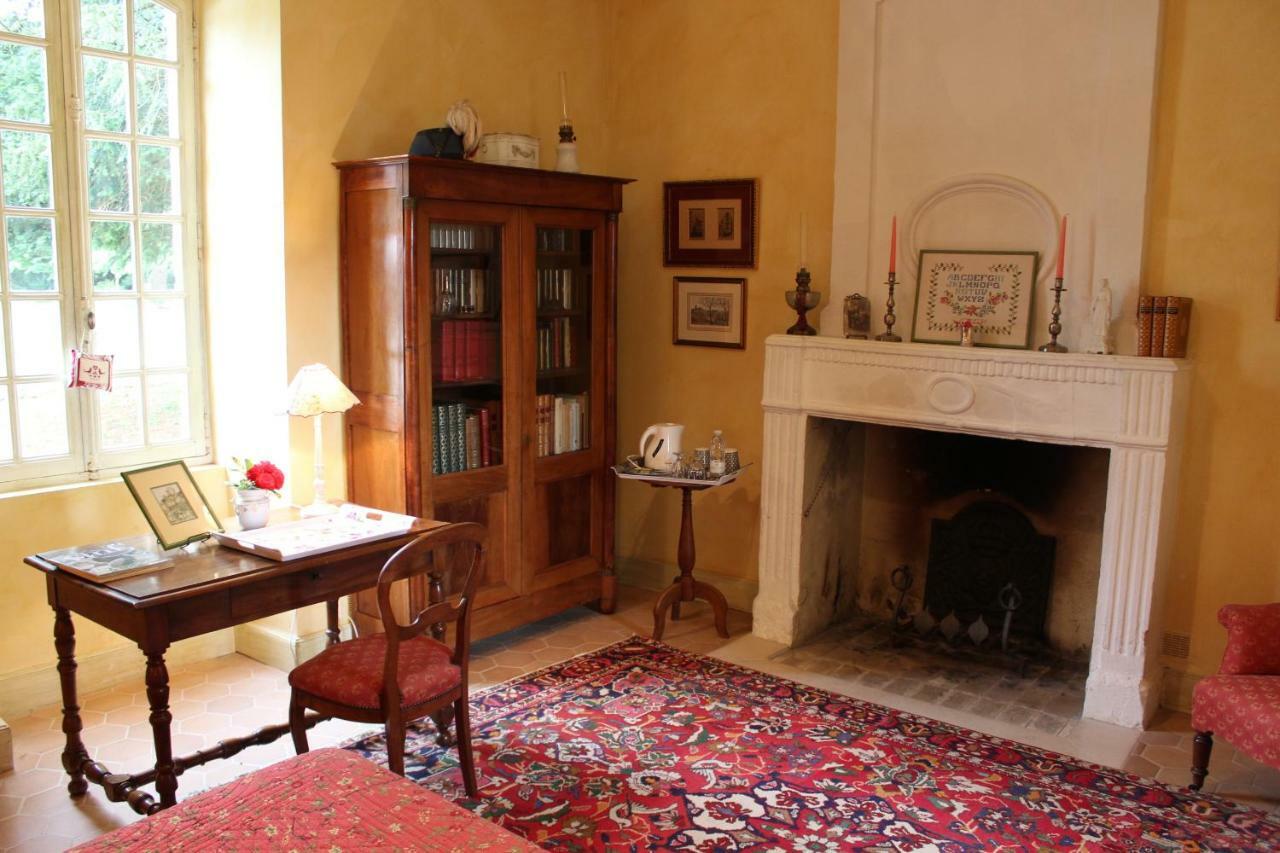 Chateau La Gentilhommiere Du Puits Notre-Dame 30 Rue De L'Eglise 24110 Saint Leon Sur L'Isle Екстериор снимка