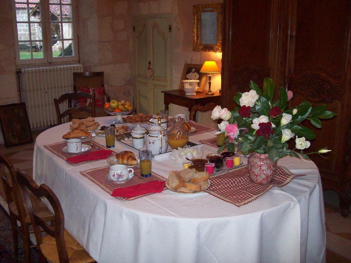 Chateau La Gentilhommiere Du Puits Notre-Dame 30 Rue De L'Eglise 24110 Saint Leon Sur L'Isle Екстериор снимка