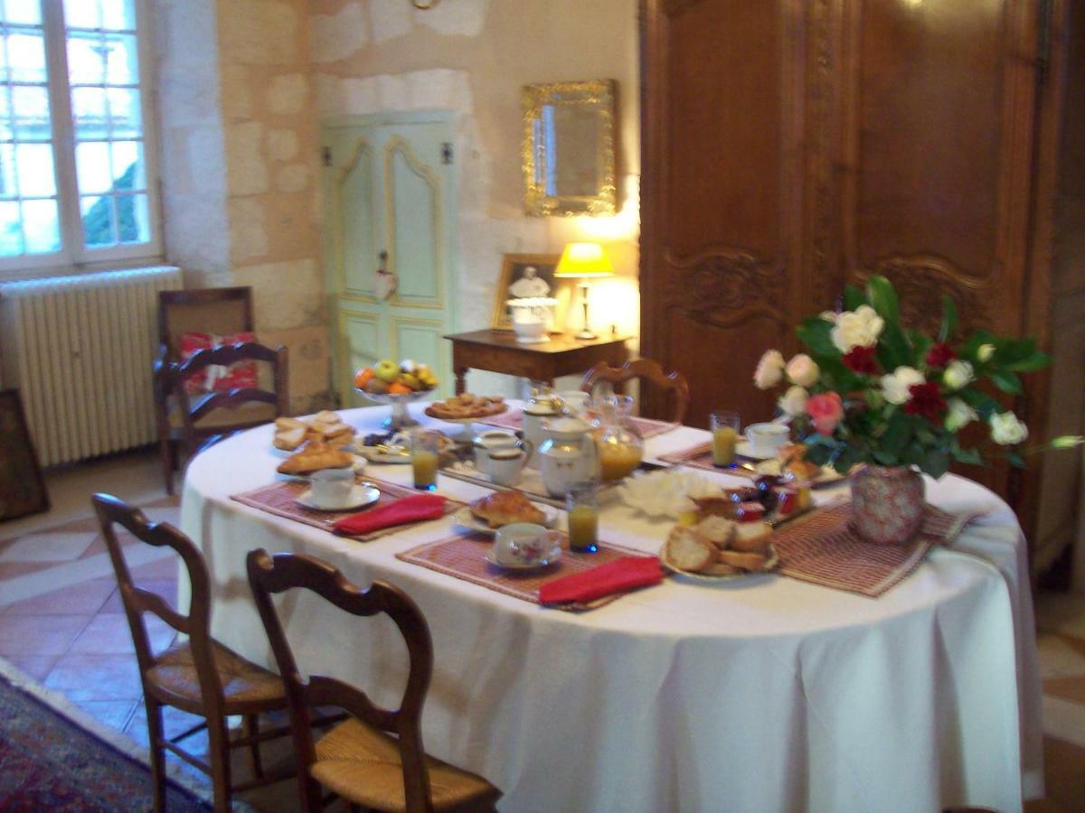 Chateau La Gentilhommiere Du Puits Notre-Dame 30 Rue De L'Eglise 24110 Saint Leon Sur L'Isle Екстериор снимка